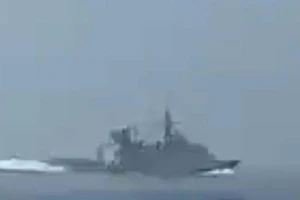 Video Iran rượt đuổi chiến hạm Anh ở eo biển Hormuz gây sốt