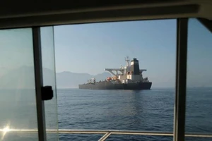 Anh vừa thả tàu dầu Iran, Mỹ ra lệnh bắt lại