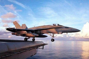 Máy bay đáp xuống tàu sân bay Mỹ đâm hỏng bốn tiêm kích