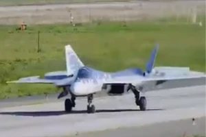 Video: Pha hạ cánh bất thường của tiêm kích Su-57 Nga