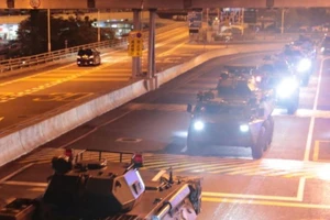 Video: 6.000 binh sĩ Trung Quốc vào Hong Kong lúc rạng sáng