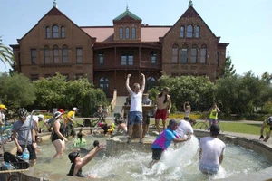 9 sinh viên Trung Quốc theo học tại Mỹ bị trả về nước