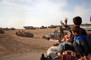 Bắt tay người Kurd và thỏa thuận 'cho không' chính phủ Syria