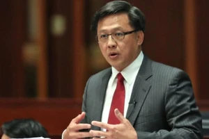 Nghị sĩ Hong Kong phản đối biểu tình bị đâm vào ngực