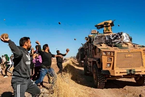 Người Kurd ném đá vào đoàn xe Nga-Thổ Nhĩ Kỳ tuần tra ở Syria
