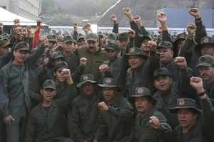 Lo Mỹ khiêu khích, ông Maduro lệnh quân đội sẵn sàng chiến đấu