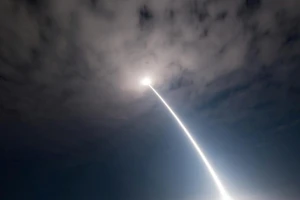 Video: Mỹ phóng tên lửa đạn đạo bay hơn 500 km