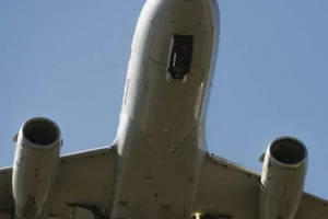 Máy bay Indonesia chở 9 người bị nã đạn lúc hạ cánh