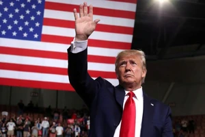 Ông Trump nói phi công F-35 đẹp hơn tài tử Tom Cruise