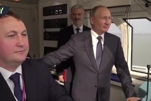 Ông Putin là người đầu tiên đi qua cầu đường sắt Nga-Crimea