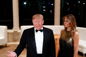 Tổng thống Mỹ Donald Trump (trái) và Đệ nhất phu nhân Mỹ Melania Trump tại khu nghỉ dưỡng Mar-a-Lago tối 31-12. Ảnh: REUTERS