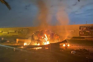 Một chiếc xe bốc cháy trong cuộc không kích của Mỹ hôm 3-1. Ảnh: AFP