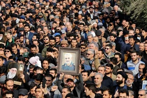 Hàng ngàn người Iran xuống đường ở Tehran sau khi cầu nguyện cho cái chết của ông Soleimani hôm 3-1. Ảnh: EPA