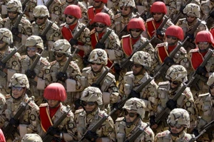 Quân đội Iran duyệt binh. Ảnh: AP