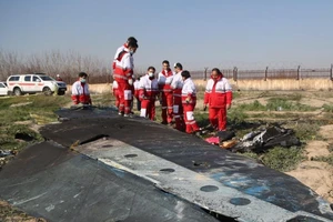 Hiện trường vụ rơi máy bay Ukraine sáng 8-1. Ảnh: GETTY