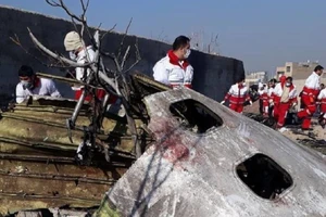 Hiện trường vụ rơi máy bay chở khách của Ukraine sáng 8-1 tại Tehran, Iran. Ảnh: SPUTNIK