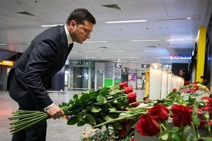 Tổng thống Ukraine Zelenskiy đặt hoa tưởng niệm nạn nhân trên máy bay Boeing 737-800 bị Iran bắn rơi 8-1. Ảnh: AFP 