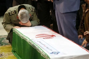 Tướng Ghaani khóc tại đám tang Tướng Soleimani.