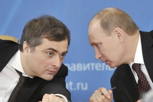 Ông Vladislav Surkov (trái) và Tổng thống Nga Vladimir Putin.