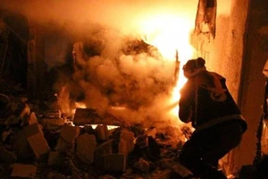 Hiện trường một cuộc không kích trong đêm ở Idlib, Syria.