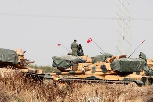 Binh sĩ Thổ Nhĩ Kỳ đứng trên xe tăng gần biên giới Syria-Thổ Nhĩ Kỳ.