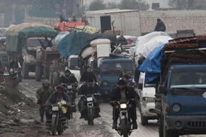 Người dân Syria ở Idlb di tản khi quân chính phủ tấn công.
