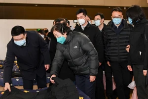 Phó Thủ tướng Trung Quốc, bà Tôn Xuân Lan thăm một bệnh viện dã chiến ở Vũ Hán, Hồ Bắc.