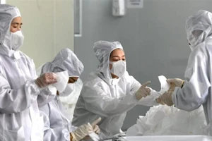 Các chuyên gia thế giới đang ra sức phát triển vaccine chống virus COVID-19.