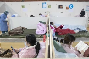 Bệnh nhân nhiễm virus COVID-19 điều trị tại bệnh viện Fangcang ở Vũ Hán, Trung Quốc.