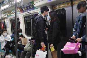 Hành khách trên một tàu điện ngầm ở Đài Loan đeo khẩu trang