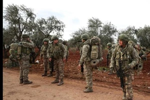 Binh sĩ Thổ Nhĩ Kỳ tập trung tại làng Qaminas, cách TP Idlib, tây bắc Syria.
