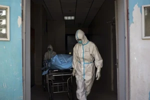 Nhân viên y tế di chuyển một bệnh nhân chết vì nhiễm virus COVID-19 tại một bệnh viện ở Vũ Hán, Trung Quốc hôm 16-2.
