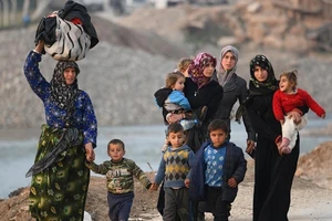 Những người tị nạn Syria đi đến trại Deir al-Ballut ở Afrin, dọc biên giới với Thổ Nhĩ Kỳ.