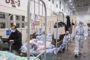 Một bệnh viện dã chiến được cải tạo từ trung tâm triển lãm ở Vũ Hán. Ảnh: AFP