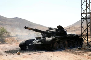 Xe tăng của phe tướng Haftar bị phá hủy ở Gharyan, phía nam thủ đô Tripoli tháng 6-2019. Ảnh: REUTERS