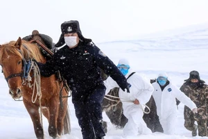 Cảnh sát tới những khu vực xa xôi ở Altay, vùng Tân Cương, Trung Quốc để nâng cao ý thức về dịch COVID-19. 