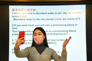 Giáo viên một trường học ở tỉnh Giang Tô (Trung Quốc) giảng bài qua điện thoại thông minh trong một lớp học trực tuyến. Ảnh: GETTY IMAGES