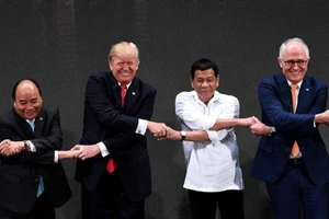 Tổng thống Mỹ Donald Trump (thứ hai từ trái sang) cùng các lãnh đạo ASEAN tại Hội nghị thượng đỉnh ASEAN lần thứ 31 tổ chức tại Philippines tháng 11-2017. Ảnh: GETTY IMAGES