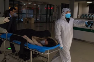 Đưa một phụ nữ mang thai vào bệnh viện ở Trung Quốc để xét nghiệm COVID-19.