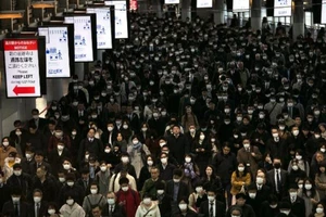 Một đám đông đeo khẩu trang đi qua ga Shinagawa ở Tokyo (Nhật Bản). Ảnh: CNN