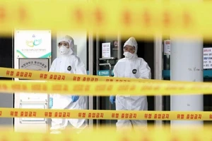 Nhân viên y tế mặc đồ bảo hộ tại bệnh viện ở Daegu, Hàn Quốc. 