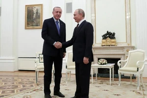 Tổng thống Erdogan (trái) và Tổng thống Putin gặp nhau tại Moscow ngày 5-3.