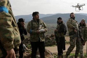 Các chiến binh được Thổ Nhĩ Kỳ hậu thuẫn điều khiển một UAV ở Afrin, miền bắc Syria. Ảnh: REUTERS