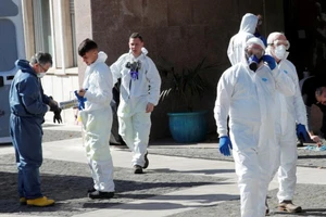 Chuẩn bị khử trùng một tòa nhà tại Rome (Ý) hôm 8-3. Ảnh: REUTERS