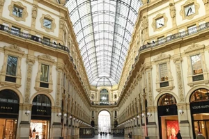 Khu phố mua sắm Galleria Vittorio Emanuele II ở Milan (Ý) vắng khách khi lệnh phong tỏa tiếp tục.