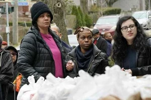 Vệ binh quốc gia Mỹ phân phát thực phẩm cho người dân tại TP New Rochelle, quận Westchester, New York.