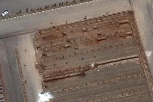 Ảnh vệ tinh chụp tại nghĩa trang Behesht Masoumeh cho thấy các rãnh mộ mới đào ở TP Qom của Iran.