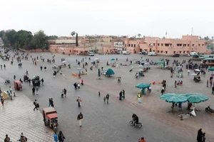 Người dân tập trung tại quảng trường Jamaa Lafna ở Marrakech, Morocco. Ảnh: REUTERS