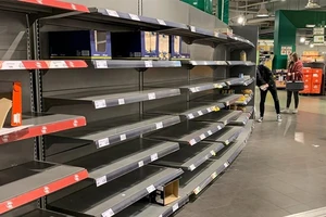 Các kệ hàng hết sạch hàng tại một siêu thị ở Gelsenkirchen, Đức. Ảnh: AP
