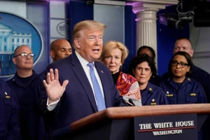Ông Trump: Chớ tụ tập trên 10 người, COVID-19 có thể kéo dài